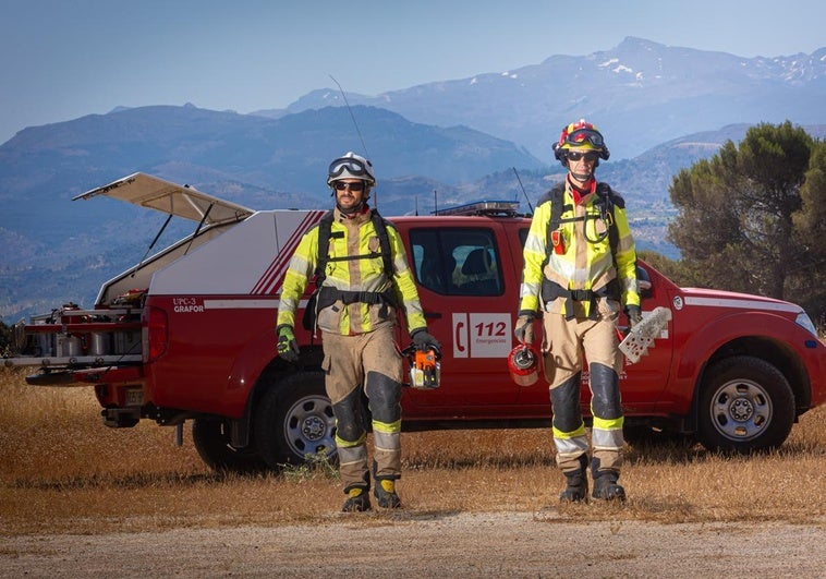 Los bomberos que se enfrentan al fuego en tierra de nadie